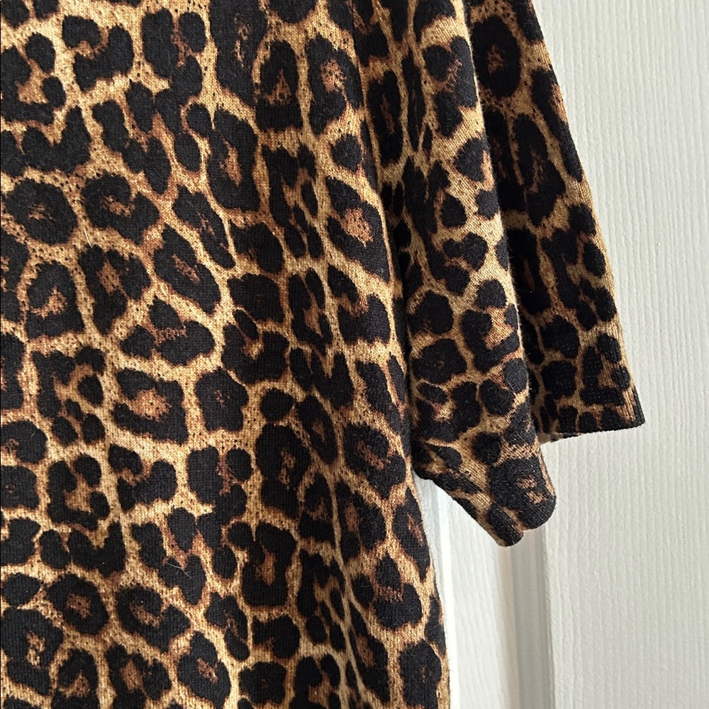 Women’s Michael Kors short sleeve sweater 
XL good condition leopard print - Picture 4 of 5